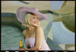 Focení Hope Lange u bazénu od Orlando Suero