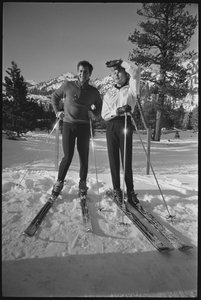 Janet Leigh a Tony Curtis na lyžích na zimních olympijských hrách, Squaw Valley, Kalifornie od Orlando Suero