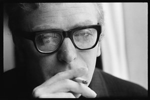 Michael Caine kouří od Orlando Suero