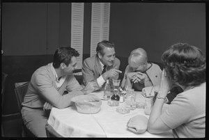 Paul Newman, Mort Sahl a Joanne Woodward žertují u večeře od Orlando Suero