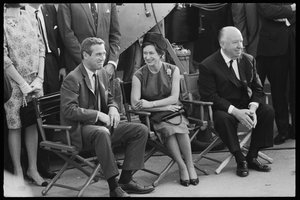 Paul Newman, princezna Margaret a Alfred Hitchcock na natáčení filmu „Roztrhaná opona“ od Orlando Suero