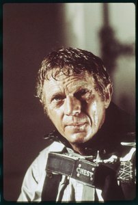 Steve McQueen při natáčení filmu The Towering Inferno od Orlando Suero