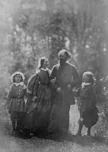 Alfred, Lord Tennyson s manželkou Emily a dvěma syny, Hallamem a Lionelem, kolem roku 1862 (tisk alba)
