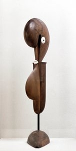 Groteska (dřevěná plastika od Oskar Schlemmer