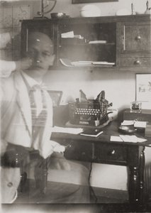 [Autoportrét u psacího stroje, ateliér v Prellerstrasse] od Oskar Schlemmer