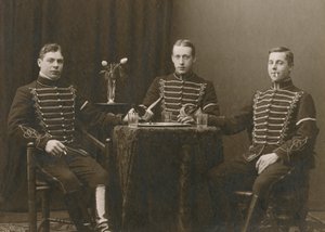 Tři mladí uniformovaní kavaleristé, Malmö, Švédsko, 20. léta 20. století od Otto Ohm