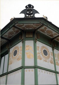 Art Nouveau: pohled na pavilon stanice metra Karlsplatz (nyní kavárna) od architekta Otto Wagnera (1841-1918) (vídeňská secese) 1894-1899 Vídeň, Rakousko