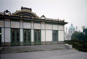 Art Nouveau: pohled na pavilon stanice metra Karlsplatz (nyní kavárna) od architekta Otto Wagnera (1841-1918) (vídeňská secese) 1894-1899 Vídeň, Rakousko
