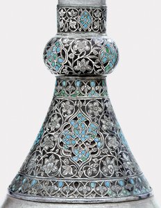 Detail osmanské tyrkysové vložené stříbrné zinkové láhve (tyrkysová, zinková, stříbrná) od Ottoman School