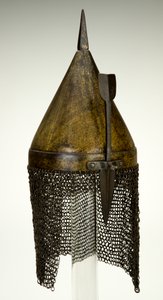 Přilba, snad 16. století, upravena v 19. století (rezavějící železo se zlacením) od Ottoman School