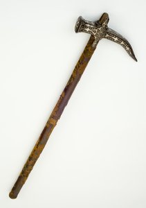 Válečné kladivo, cca 1680 (železo a dřevo se stříbrným drátem a textiliemi) od Ottoman School