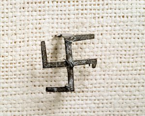 Křesťanský starověk: fibule ve tvaru svastiky (která bude inspirovat křížovou hru). 1. až 3. století. Národní muzeum archeologie Saint Germain en Laye od Paleo Christian