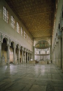 Vnitřní pohled na kostel sv. Sabiny, střední loď, založený v 5. století od Paleo Christian