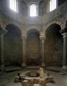 Paleochristian art: pohled do interiéru baptistere, 5. století. Frejus (Var) od Paleo Christian