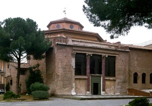 Pohled na paleochristickou baptisterii San Giovanni in Laterano (Saint John Laterano) (Lateran baptistery nebo San Giovanni in Fonte), postavenou kolem roku 440. Řím od Paleo Christian