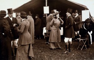 Portrét římské šlechty odpočívající během honu na lišku v Casal Brunori, poblíž Říma, 1.2.1915 (čb foto) od Paolo Lucchesi