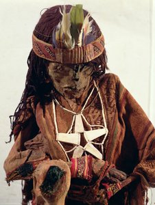 Mumie zdobená kostěnými šperky, asi 200 př. n. l. od Paracas Culture