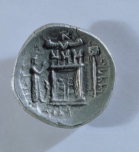 Tetradrachm of Vahbarz, král Persis, zobrazující zoroastriánský ohnivý oltář (reverzní) (viz také 180367)