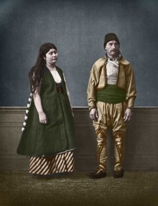 Portrét Bulharky ze Sofie a Bulhara kolem roku 1890. Kolorizační fotografie Pascala Sebaha (1838-1890).
