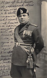 Album "MVSN- Blackshirts": Centurion of the Militia v plné uniformě, 05/1939 (čb foto) od Pasquini Pasquini