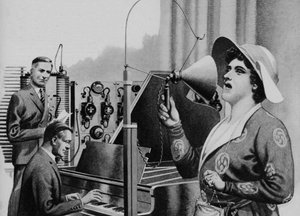 Nellie Melba při rozhlasovém vystoupení (litografie)