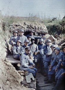 Skupina francouzských vojáků v zákopu na frontové linii, Hirtzbach, department Haut-Rhin, Alsasko, Francie, 16. června 1917 (autochrom)