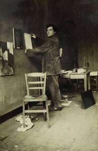 Amedeo Modigliani ve svém ateliéru, kolem roku 1915 (černobílá fotografie) od Paul Guillaume