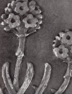 Detail třípencové mince (čb fotografie) od Paul Henning