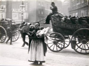 Prodavačka novin, Londýn, cca 1890 (černobílá fotografie)