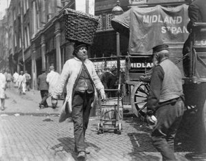 Rybí nosiči na Billingsgate Market, Londýn, 1893.