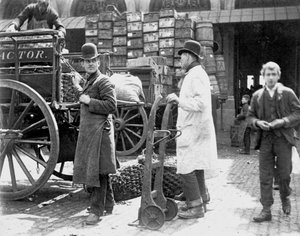 Vykládka na Billingsgate Market, Londýn, 1893