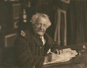[Félix Nadar sedí u psacího stolu]