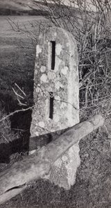 Stone Post od Paul Nash