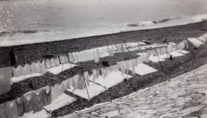 Sušení prádla na pláži, Nice od Paul Nash