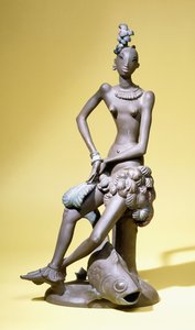 Africká tanečnice sedící s velkou rybou u nohou, terakotová postava z Karlsruhe