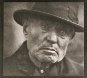 Fotografie - New York [Muž - Five Points Square] od Paul Strand