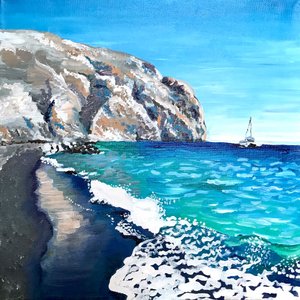 Útesy u pláže s černým pískem od Pauline Wegman | Key and Sea Creative
