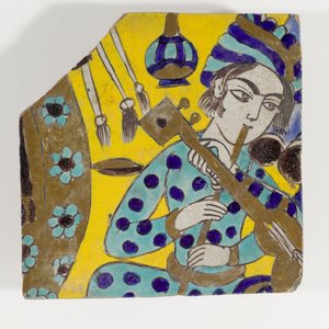 Keramická deska Safavid Persie cuerda seca z konce 17. století zobrazující muže hrajícího na flétnu v turbanu od Persian School