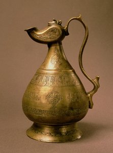 Ewer podepsal Rafa (?) Ibn Saad, Khurasan, Írán, 1190 (586 hidžra) (mosaz vykládaný stříbrem a červenou mědí)
