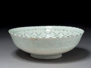 Gombroon Bowl, Írán, safavidské období (kamenná pasta s propichovaným zdobením a černou podglazurou) od Persian School