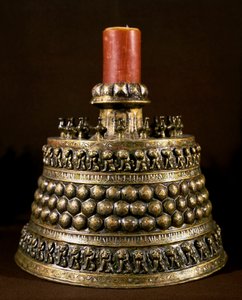Islámské umění: bronzový svícen se stříbrným vykládáním. Perské umění 12. století. Káhira, Muzeum islámského umění od Persian School