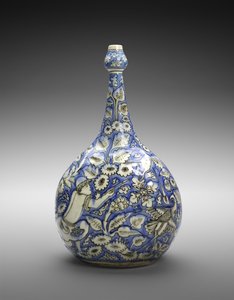 Lobovaná láhev s postavou a květinami, polovina 17. století (lustre s neprůhlednou bílou a kobaltově modrou glazurou) od Persian School