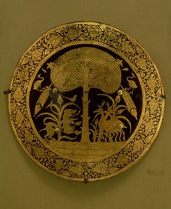 Talíř s okrajem stylizovaných květin obklopující scénu exotických zvířat pod rozložitým stromem (zlacený bronz) od Persian School