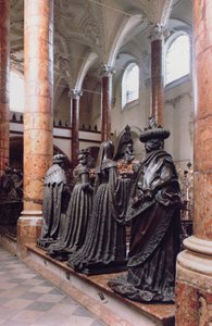 Hrob Maxmiliána I. (1459-1519) pohled na čtyři bronzové postavy truchlících, možná předků, příbuzných nebo současníků, návrh připisovaný Gilgu Sesselschreiberovi od Peter (workshop of) Vischer