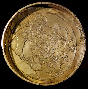 Fénické umění: královská lovecká scéna zdobená zlatým podnosem. Z Ras Shamra (Ugarit nebo Ougarit) 14. století před naším letopočtem. Průměr 19 cm Paříž, muzeum Louvre od Phoenician