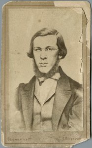 Nikolaj Alexandrovič Dobroljubov 1836-1861, mezi 1865 a 1900 od Photo studio Wesenberg