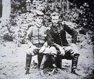 Portrét poručíka George A. Custera (1839-1876) (bez klobouku) s jeho zajateckým poručíkem Washingtonem z Konfederační armády, zachycený v květnu 1862 (černobílá fotografie) od Photographer American