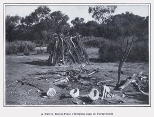 Původní pohřebiště, smuteční čepice v popředí (černobílá fotografie) od Photographer Australian