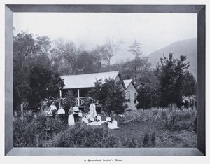Dům osadníků z Queenslandu (černobílá fotografie) od Photographer Australian