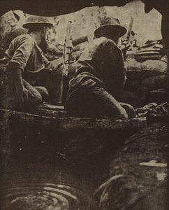 Australští vojáci ve vodou naplněné puškové jámě, Sanananda, Nová Guinea, druhá světová válka od Photographer Australian